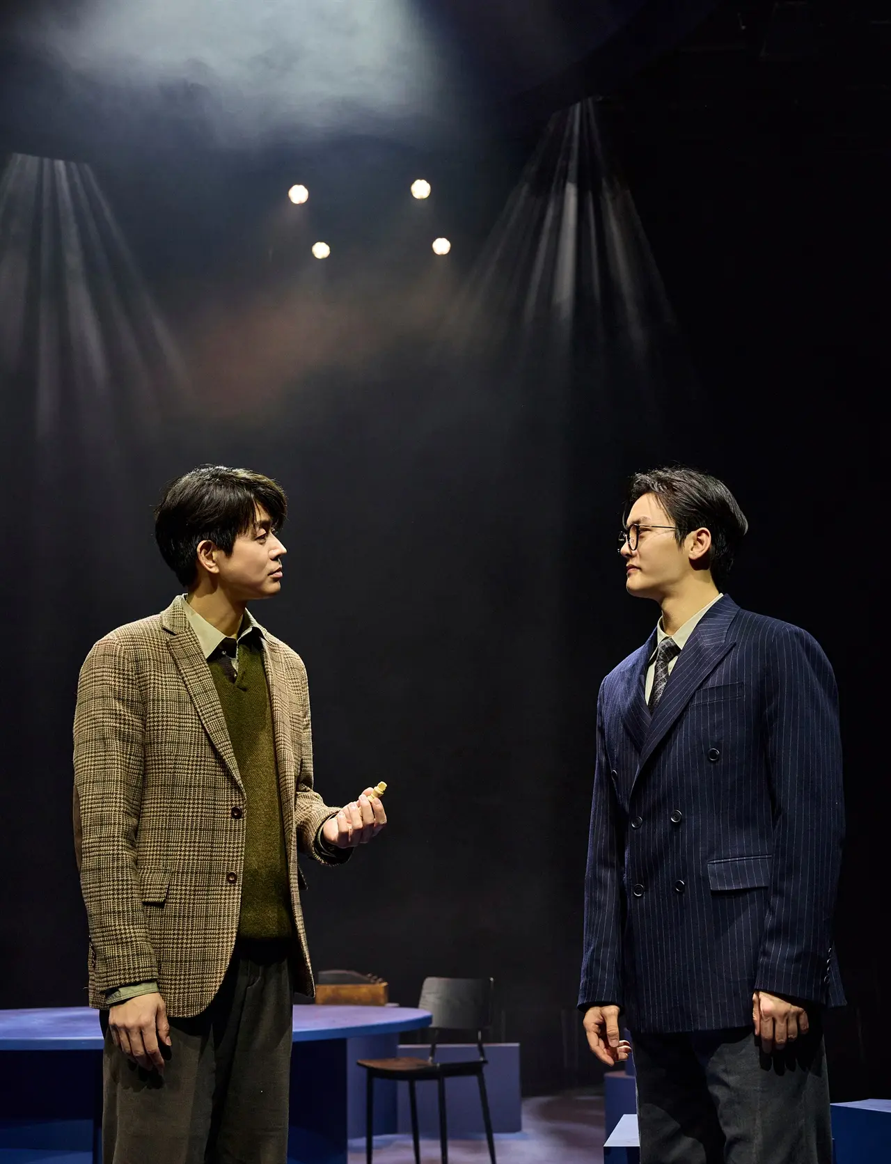 李相仑在世宗文化会馆演出《图灵机》的现场照片,舞台灯光聚焦于角色的情感表达