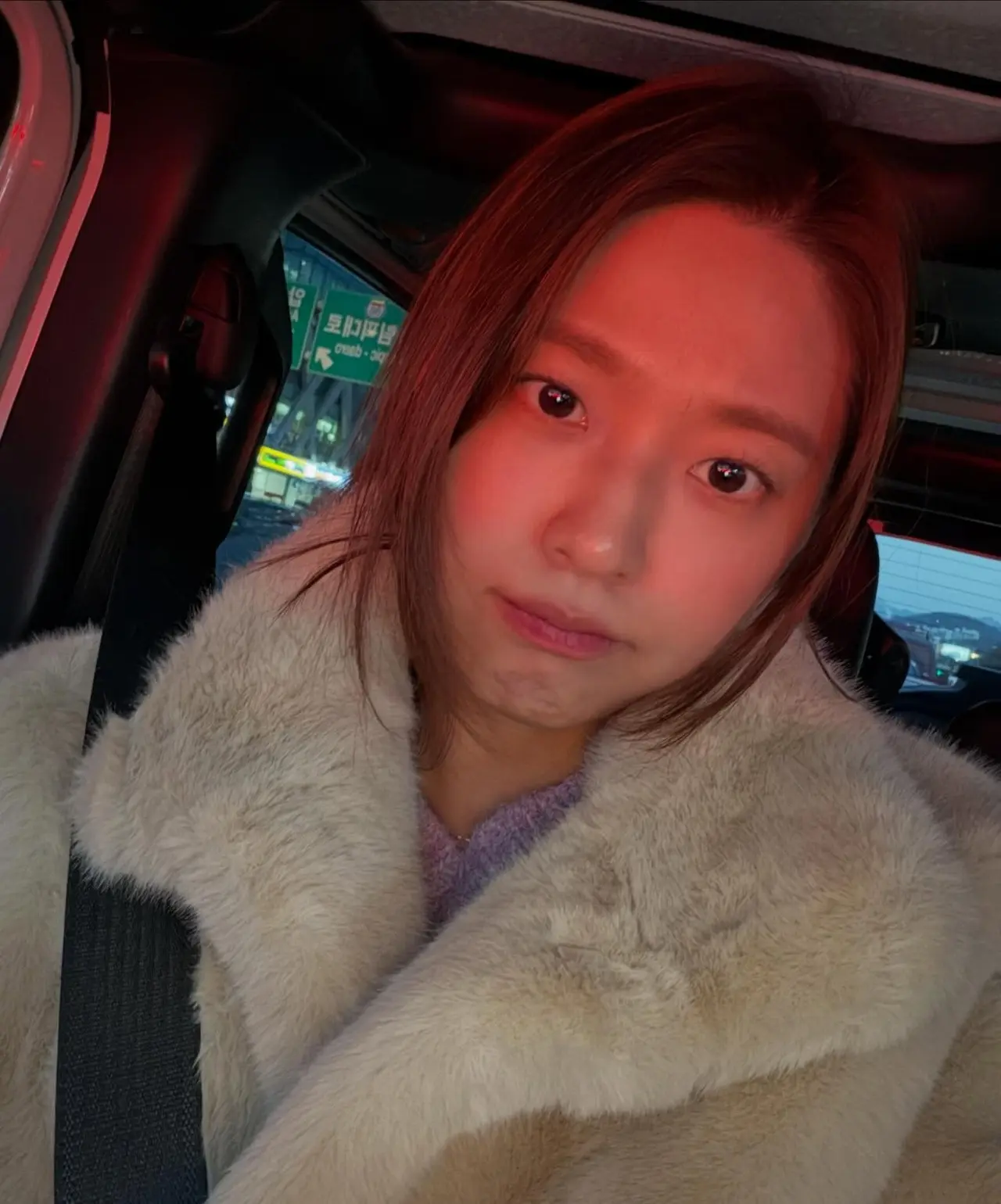 雪炫身穿休闲服饰,对着镜头微笑,展现出圆润健康的自然美