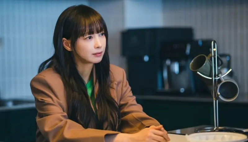 李奈映与剧组演员及工作人员的合影,展现出拍摄现场的专业氛围