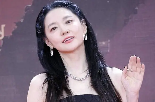 李英爱出席活动展现无瑕肌肤,诠释优雅气质
