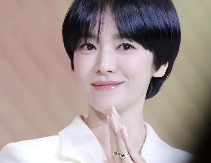 宋慧乔拍摄画报展示清透妆容与健康肌肤光泽