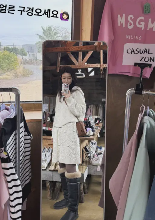 朴寒星在济州岛跳蚤市场现场整理物品,店铺氛围温馨,商品陈列整齐