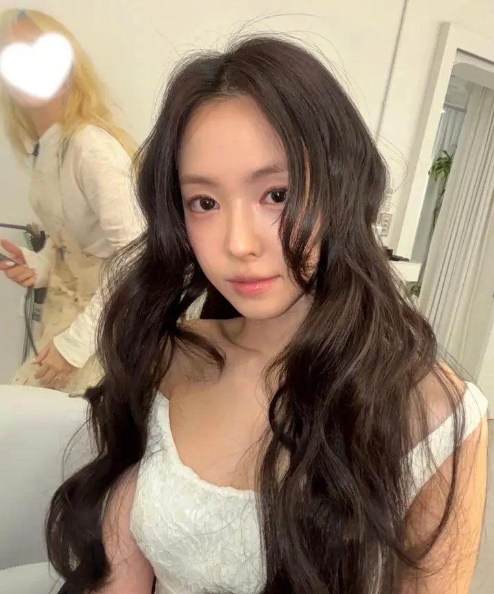 孙娜恩手持手机拍摄镜面自拍，展现优雅气质与日常穿搭