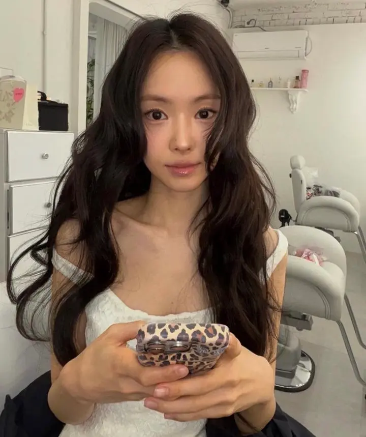演员孙娜恩的日常私服照，展现转型后的成熟魅力