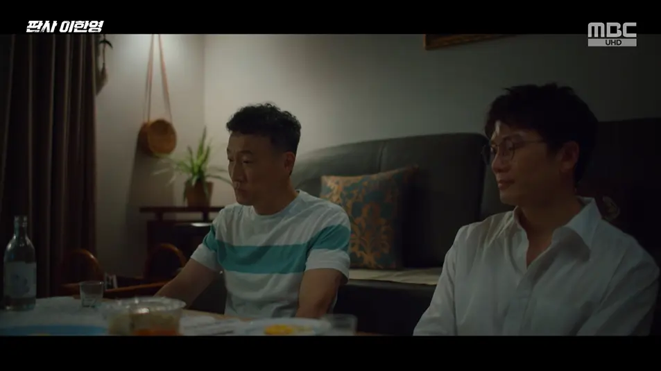 李汉英与父亲李奉锡在家中对饮,回忆往事展现温情与伤痕