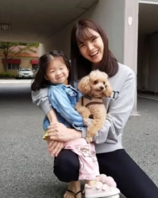 郑佳恩深夜痛哭告别15年爱犬，单亲妈妈的辛酸与治愈