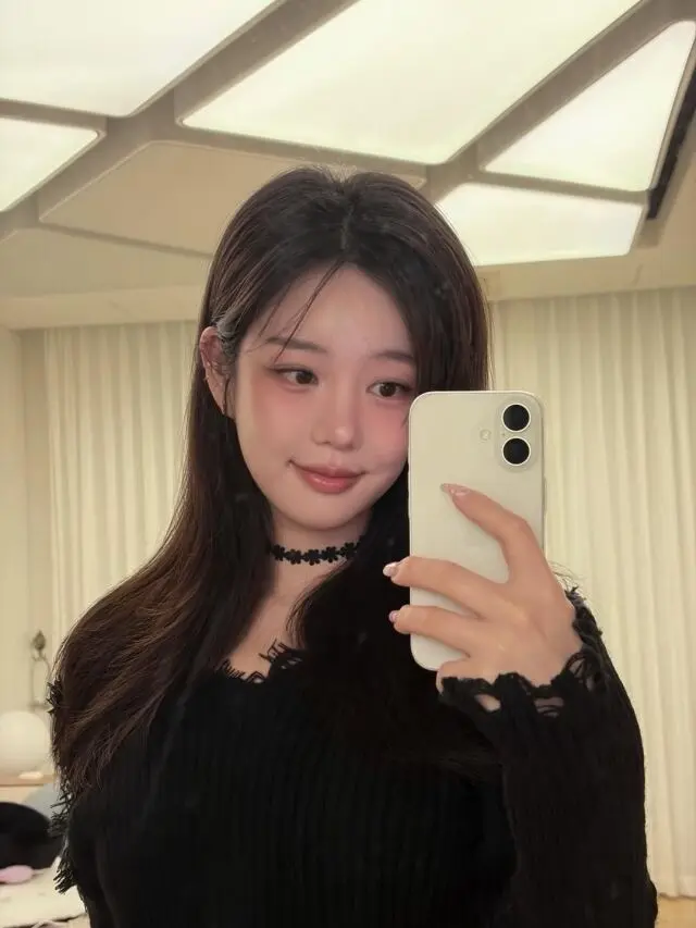 李侑菲妆后神似张元英,展现清纯氛围感