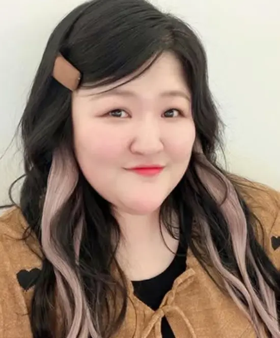 李国主与金京旭在YouTube视频中进行延南洞美食约会