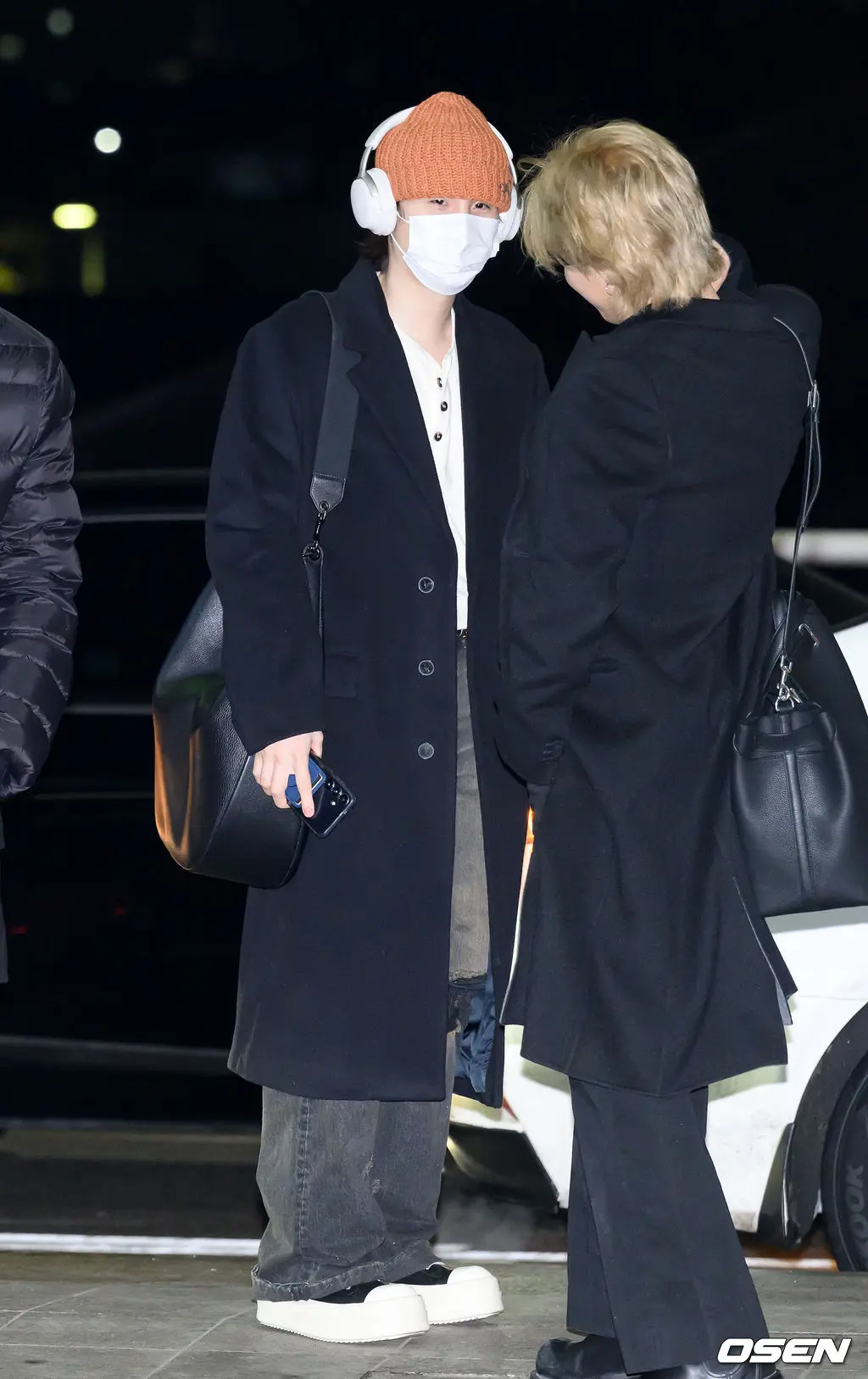 防弹少年团BTS成员舒加SUGA身穿便服现身仁川机场出境大厅