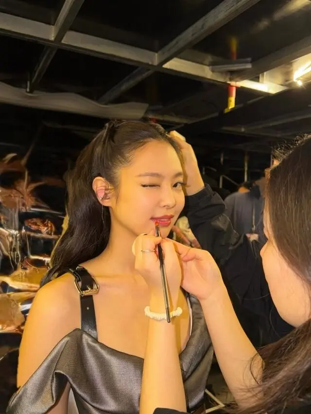 Jennie后台补妆眨眼自拍,佩戴猫眼墨镜与蕾丝手套