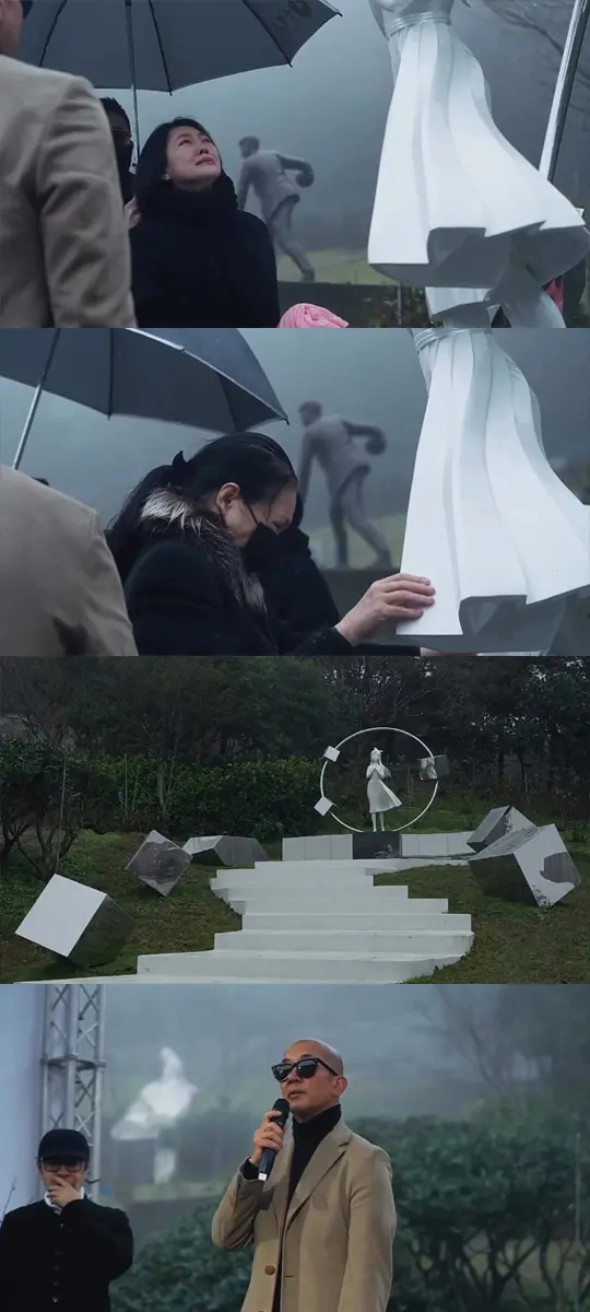 具俊晔向媒体介绍亲手设计的徐熙媛纪念雕像设计理念