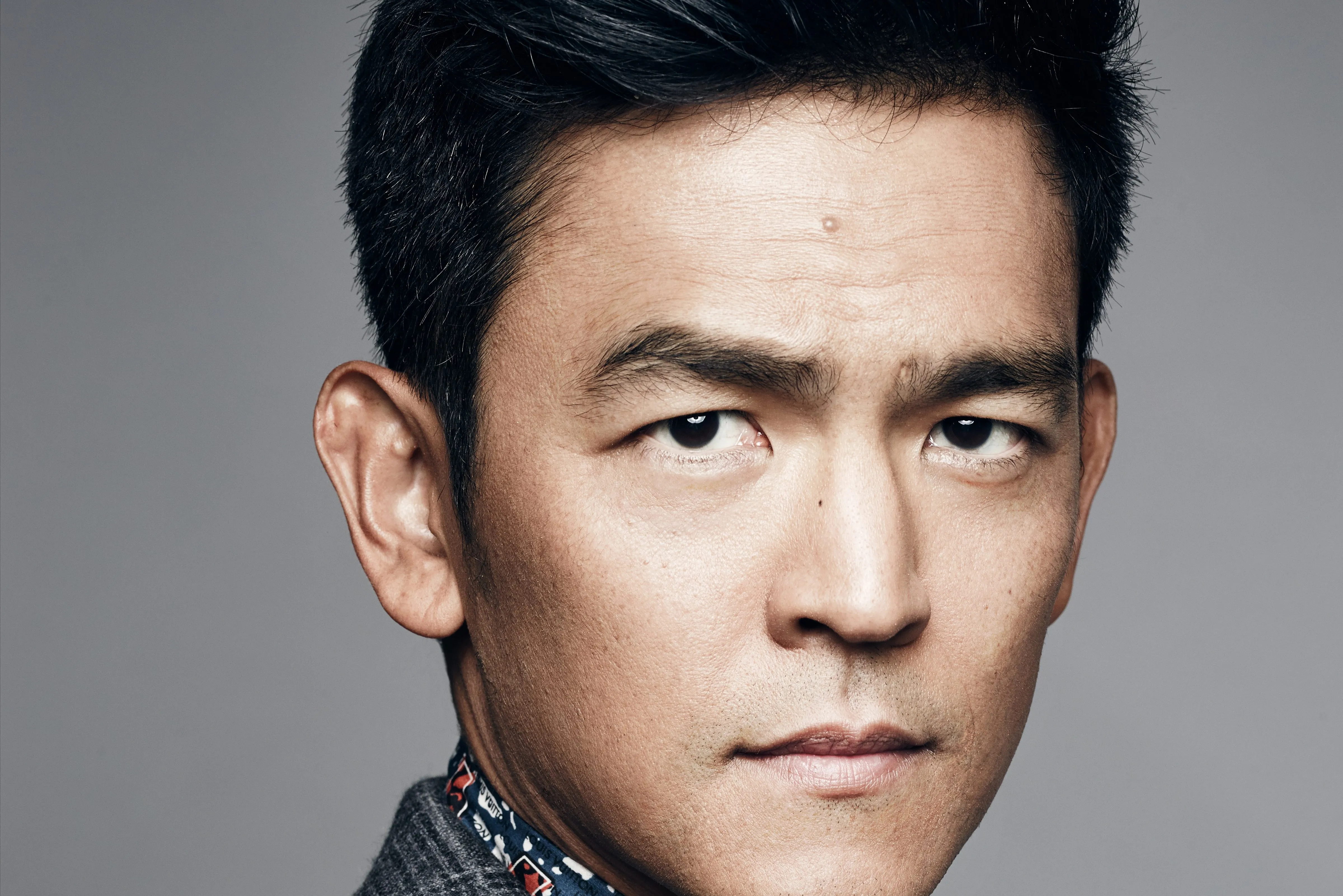 约翰·赵 (John Cho) 宣传照，确认加盟 Apple TV+ 新剧 The Off Weeks