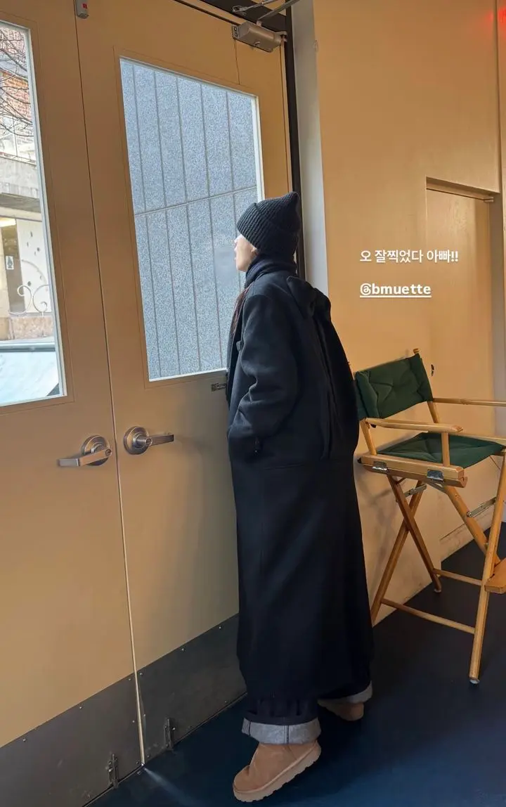 韩孝周与母亲镜面自拍合影，母女二人笑容甜美