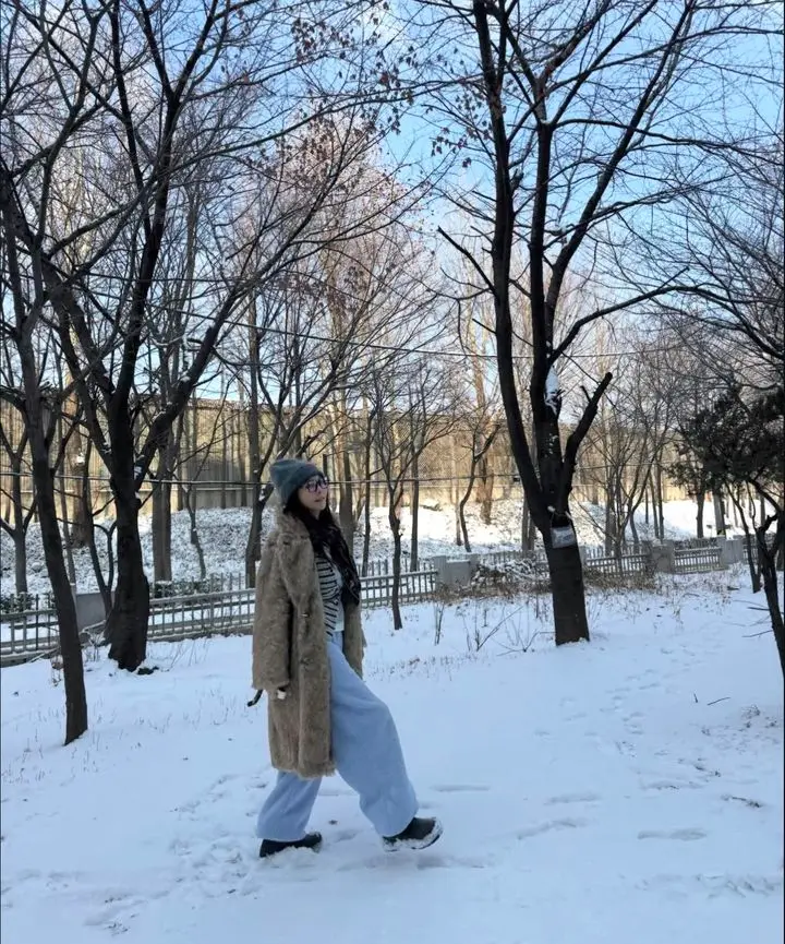黄薪惠近景特写照片,皮肤紧致笑容灿烂,尽显不老女神风采
