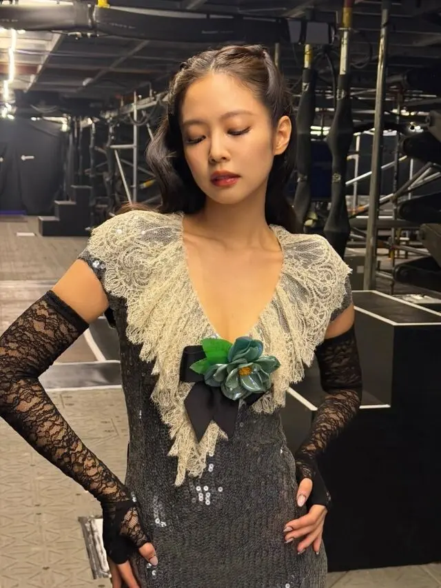 Jennie演出后躲进大旅行袋里的可爱反差萌照片