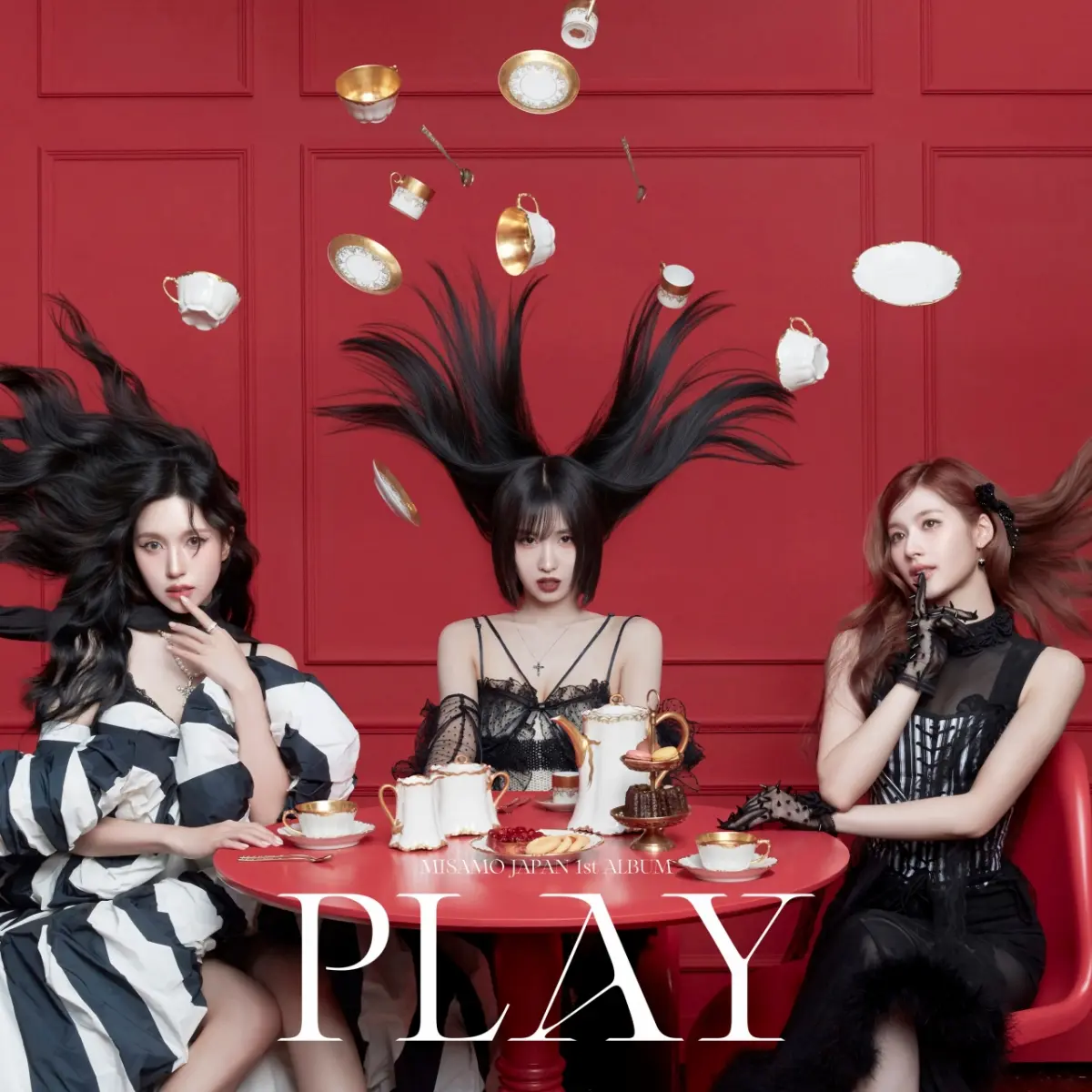 TWICE小分队MISAMO成员Mina、Sana、Momo在新专辑《PLAY》宣传照中展现高贵优雅气质