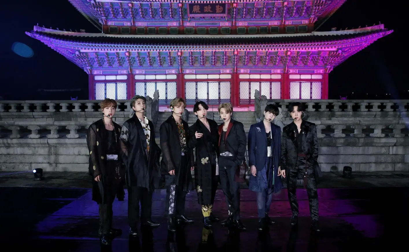 BTS在光化门景福宫前的震撼表演现场