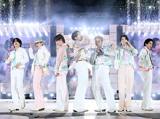 BTS防弹少年团全员合影,展示正规5辑《ARIRANG》回归造型与团队风采