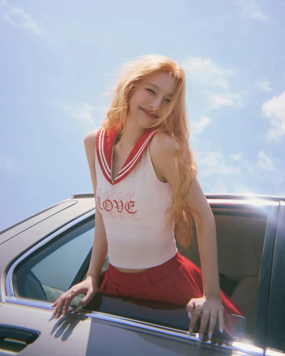 Red Velvet成员Joy朴秀荣出演韩剧《唯一无二的罗曼史》女主角公有日剧照,展现清爽短发造型