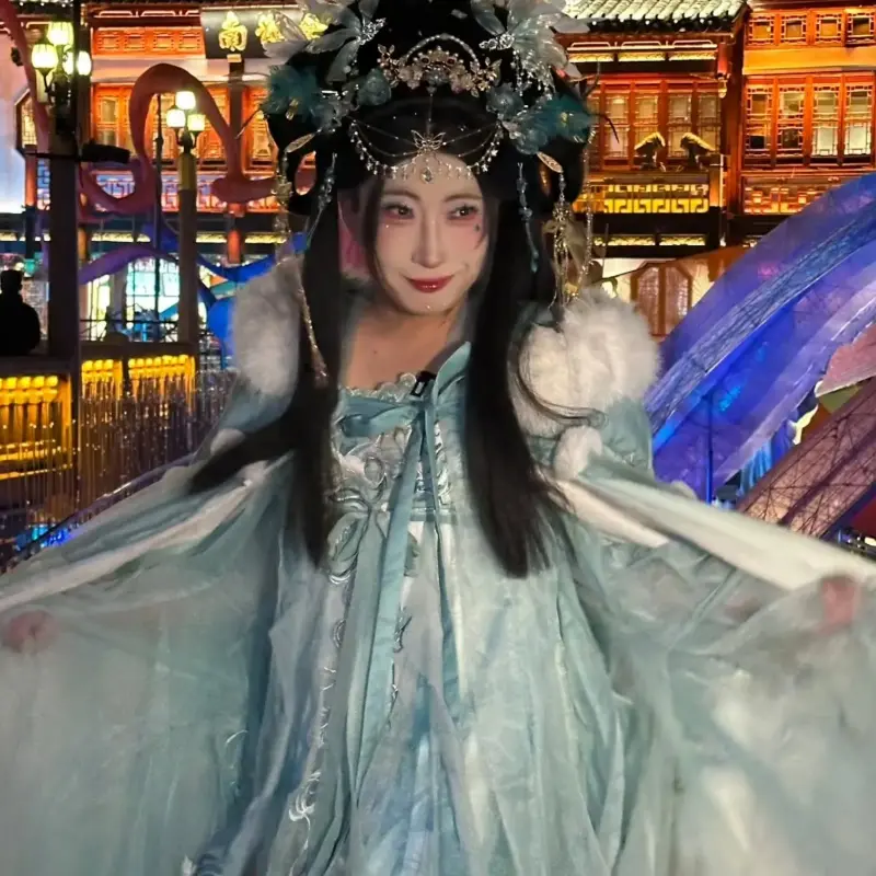 朴明秀身穿蓝色中国传统服饰并佩戴华丽发饰,化着浓艳女妆的自拍照片,配文自称朴贵妃