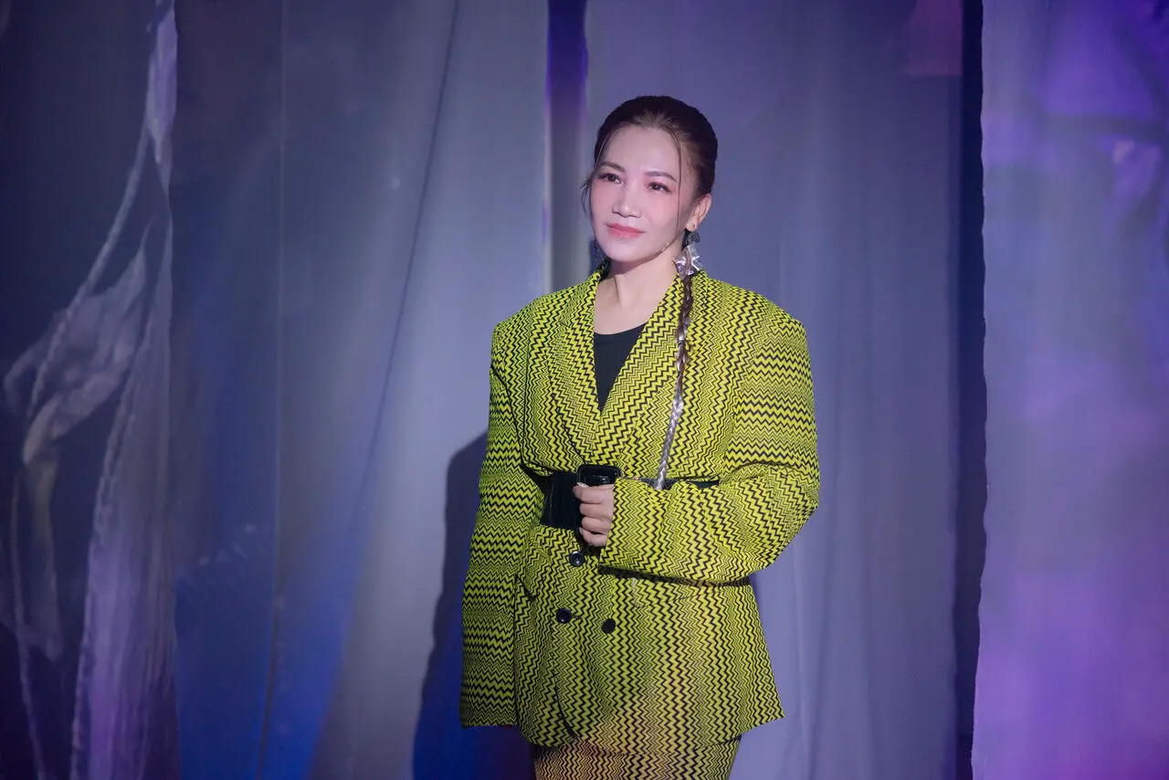 黄妃新专辑《江湖女俠》发行,赤脚拍MV冲击第四座金曲奖