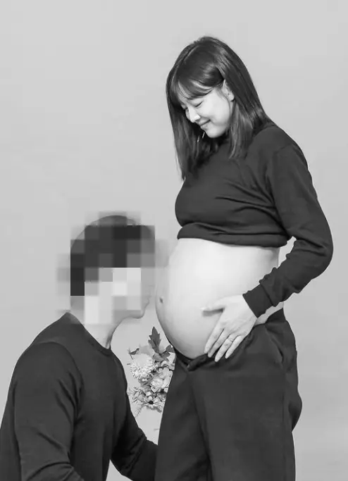 金延晶身穿白色孕妇礼服与丈夫甜蜜对视,手捧孕肚展现D-49准妈妈幸福状态