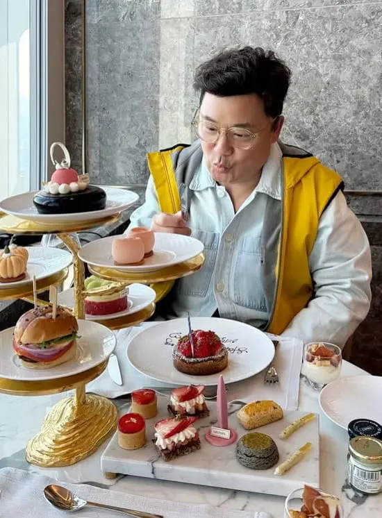 元真瑞在社交媒体上分享的庆生视频截图,记录下丈夫生日当天的美好瞬间