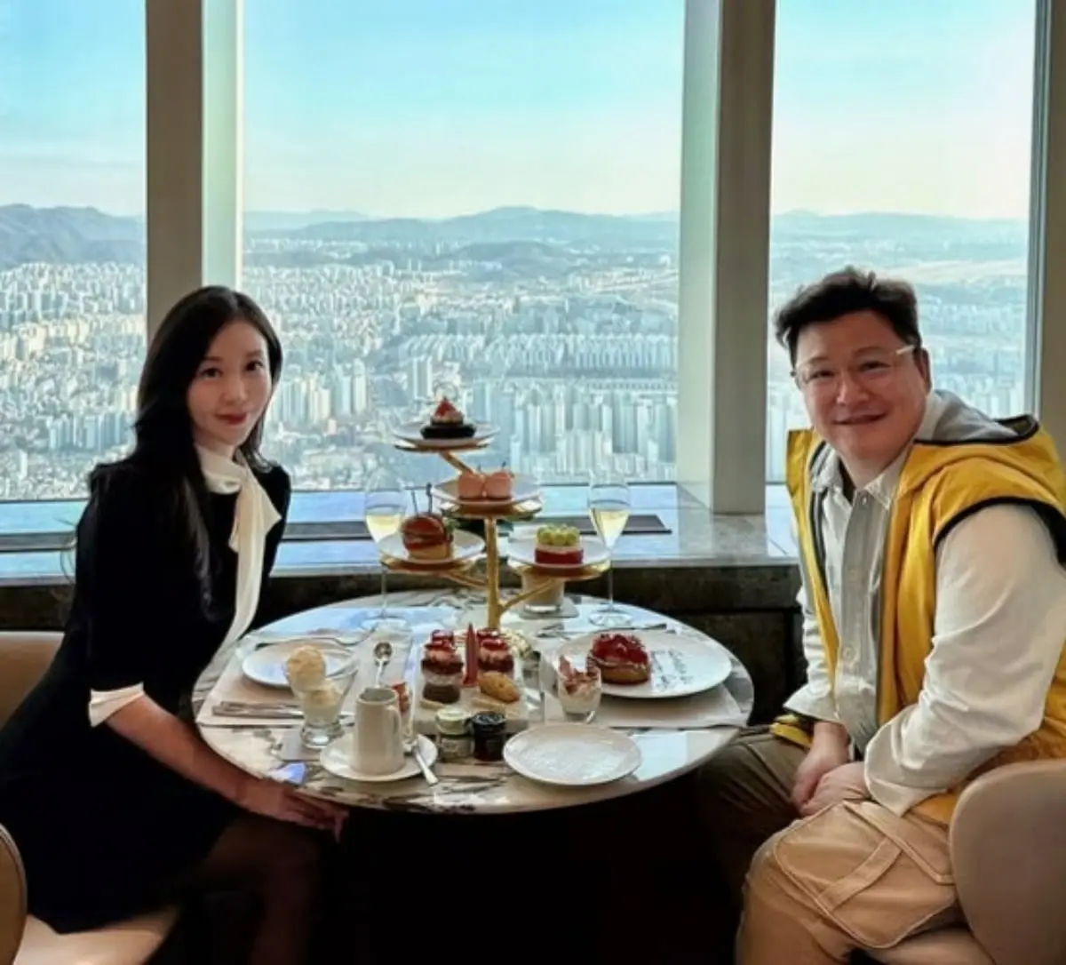 元真瑞婚后首为丈夫庆生，10年知己修成正果，餐厅深情告白引热议