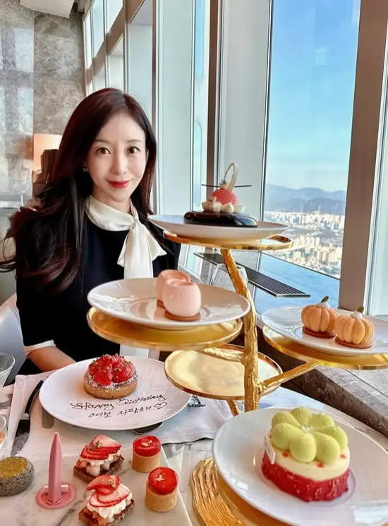 元真瑞晒出与丈夫尹正秀的甜蜜合影,展示新婚夫妇的幸福状态