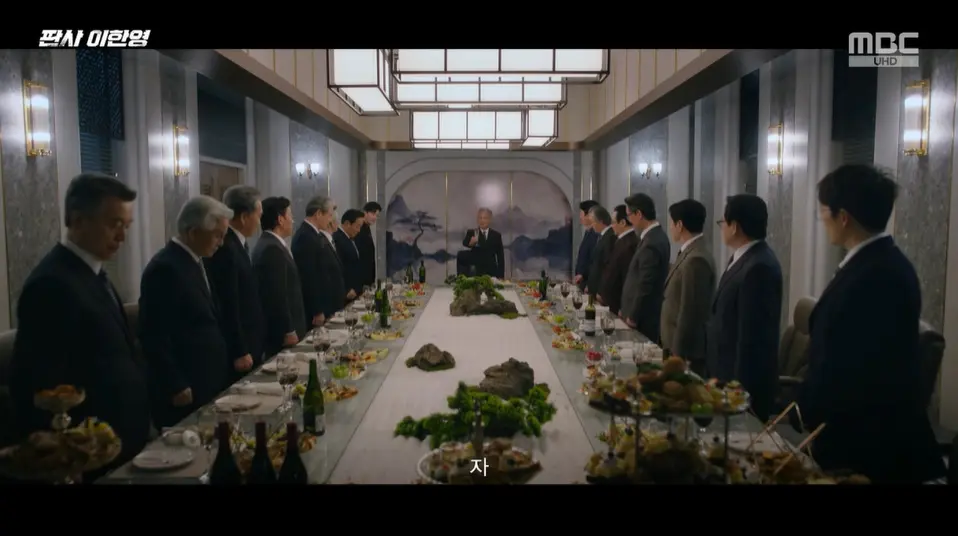 秀悟斋内众人举杯庆祝,李汉英面带微笑向姜信晋敬酒,眼神中暗藏深意