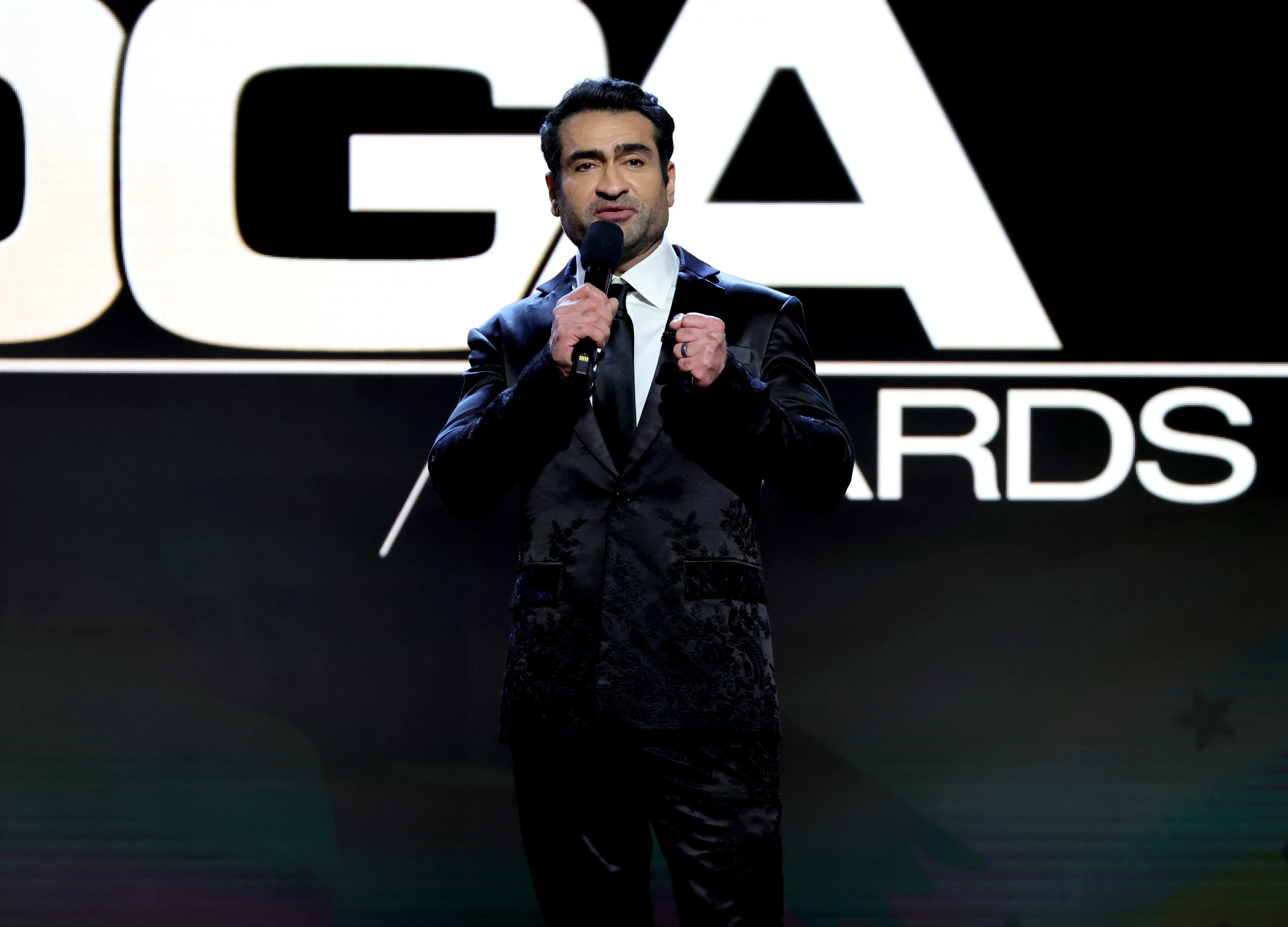 DGA颁奖礼现场：库梅尔·南贾尼毒舌吐槽爱泼斯坦名单，诺兰严肃示警行业寒冬