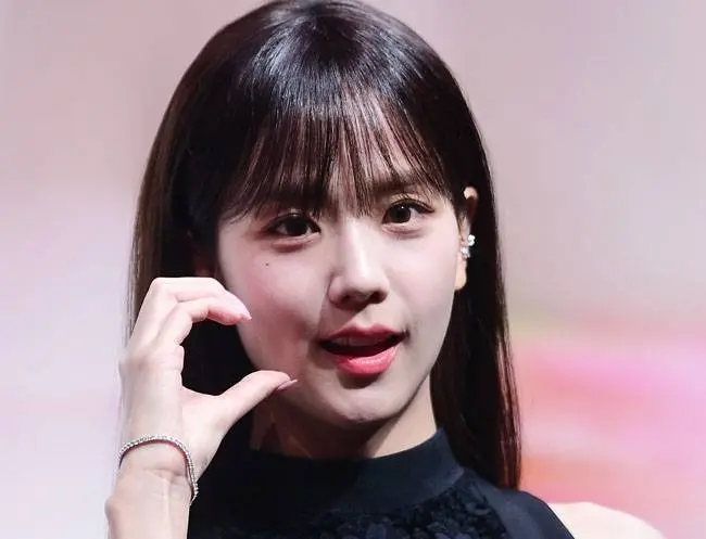 Jisoo在新剧中展现知性优雅的职场女性形象
