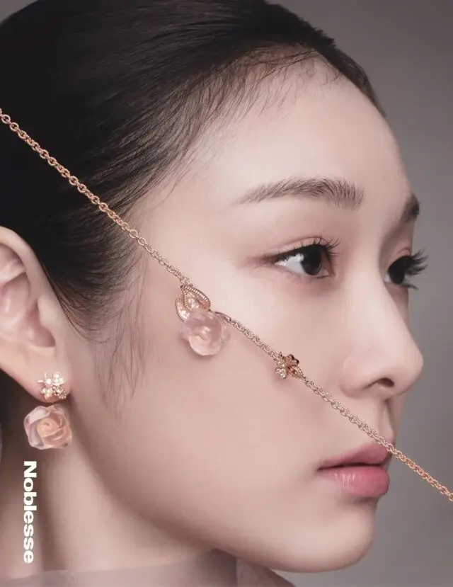 金妍儿清透自然的妆容特写展现冻龄美貌