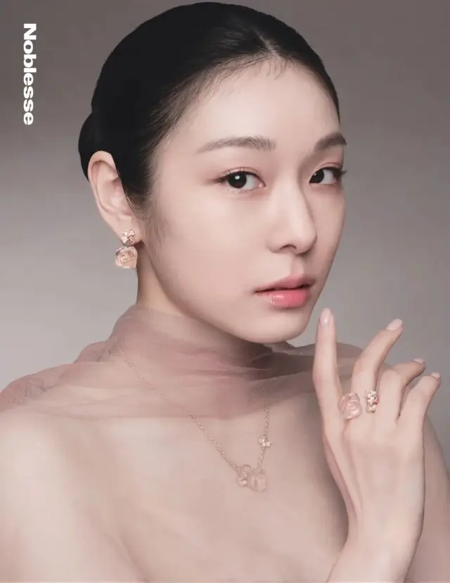 金妍儿身背Dior黑色手袋展现优雅侧颜