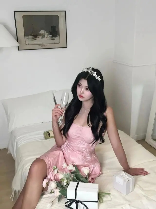 拉尔身穿粉色礼服裙展示修长身材,气质优雅被指撞脸张员瑛