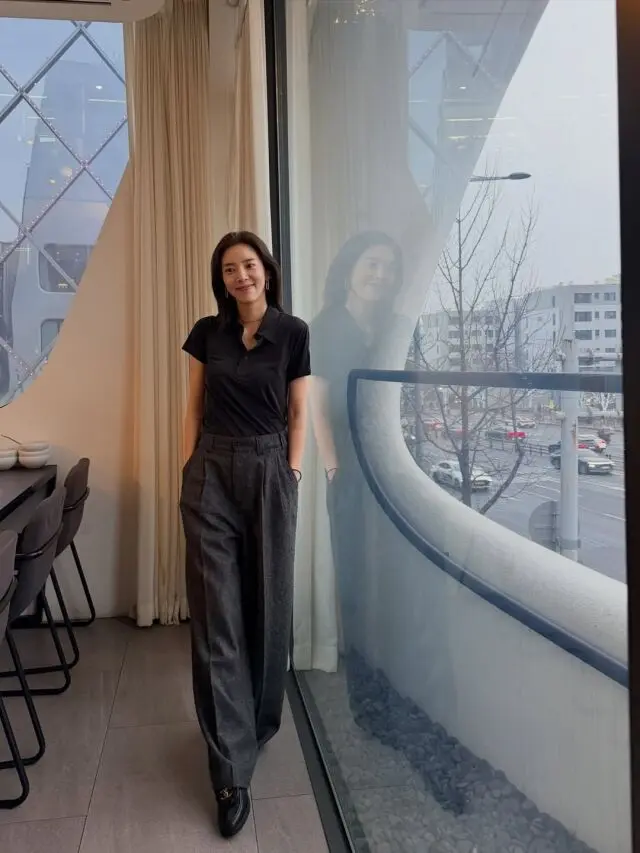 孙淡妃婚后育儿生活中的难得休闲时刻,背景是城市街景