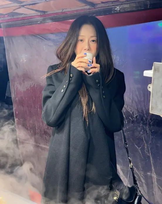高贤廷身穿黑色大衣和围巾现身韩国街头布帐马车路边摊