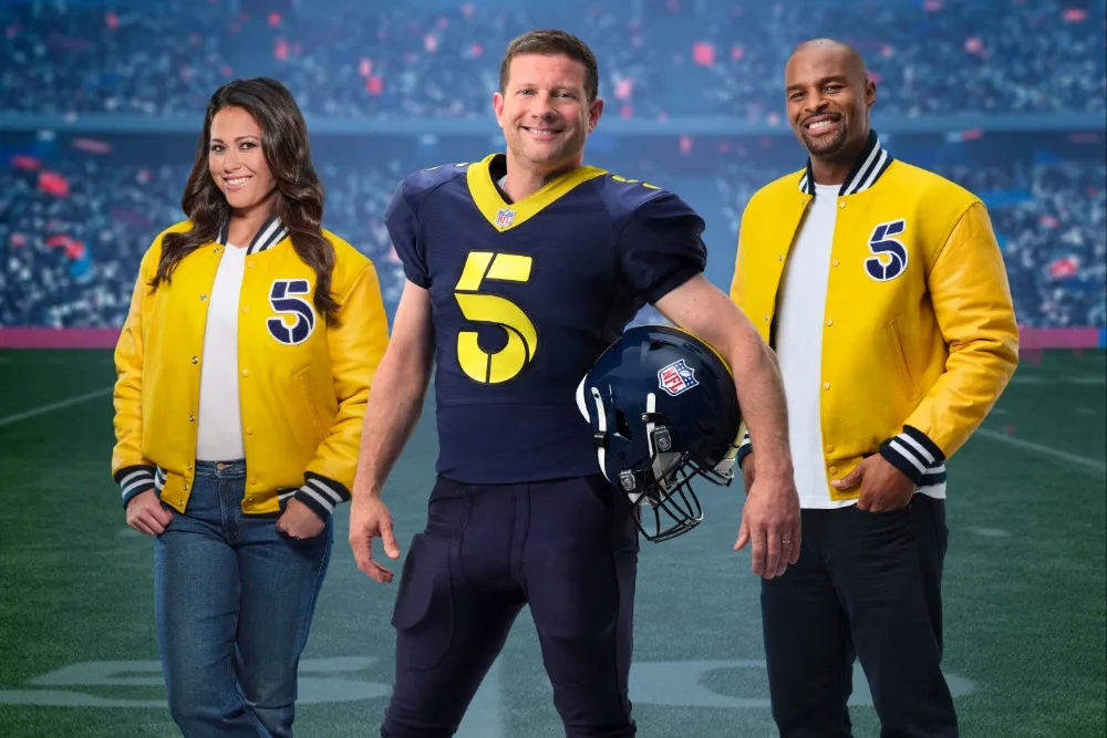NFL英国转播Channel 5节目现场,主持人与嘉宾进行演播室互动