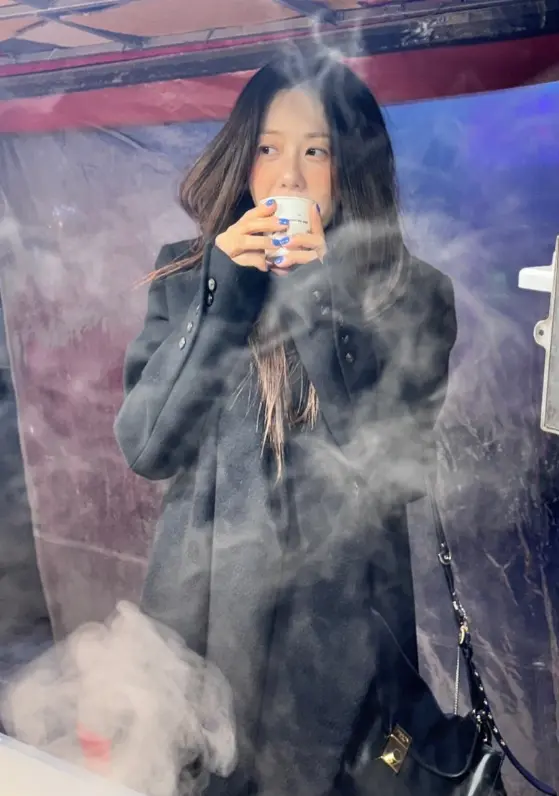 高贤廷在寒冷冬夜捧着纸杯喝鱼饼汤露出少女般灿烂笑容