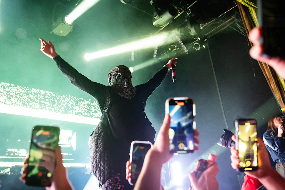 英国Rapper Esdeekid纽约首秀回顾:蒙面造型引爆Bowery Ballroom,曾传甜茶分身