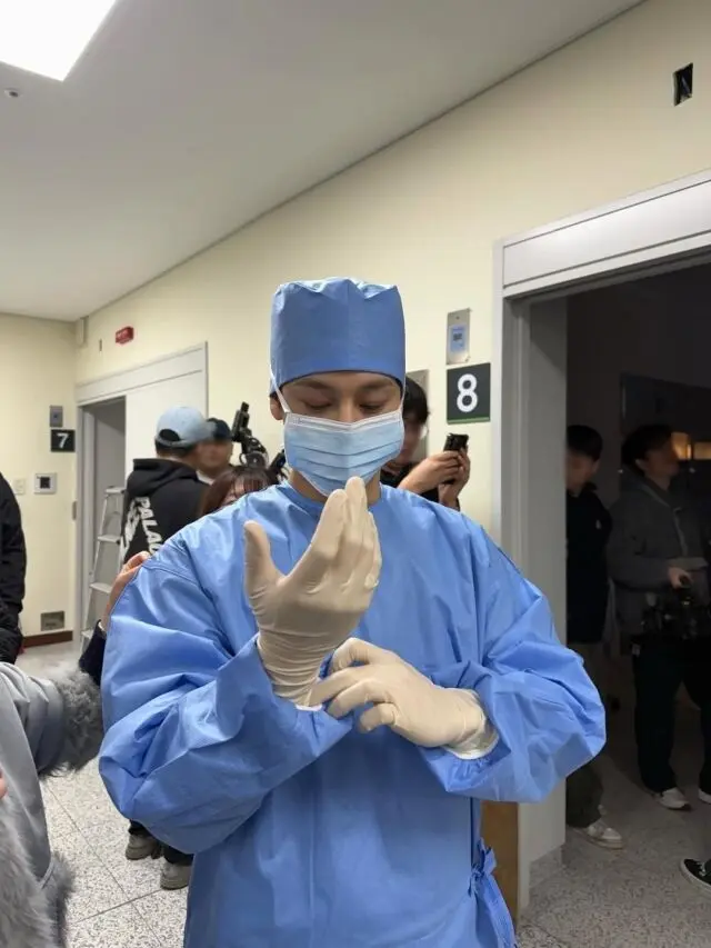 金范在医院拍摄现场佩戴听诊器，展现专业医生形象