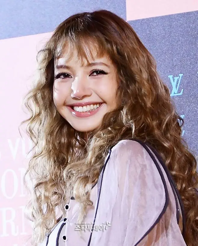 Lisa自信微笑出席活动,展现进军好莱坞的迷人风采