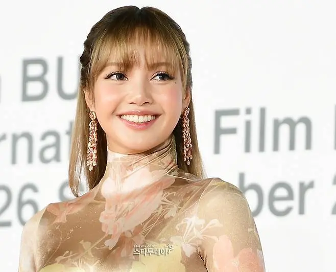 Lisa展现不同以往的酷飒形象,为动作电影角色做准备