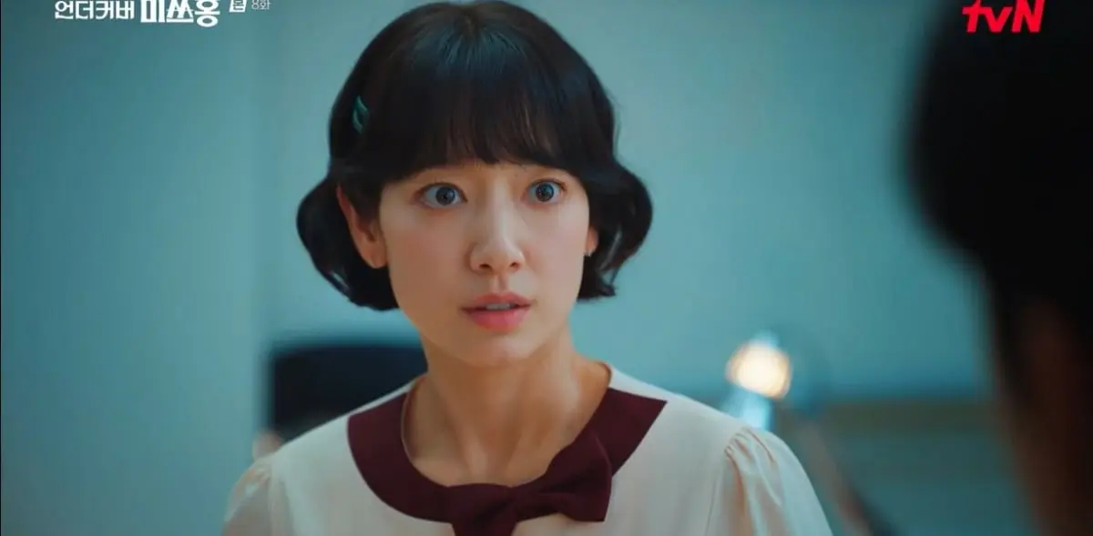 朴信惠在韩剧《Undercover Miss Hong》中饰演洪金珠,第8集剧照展示其身份即将暴露时的紧张表情
