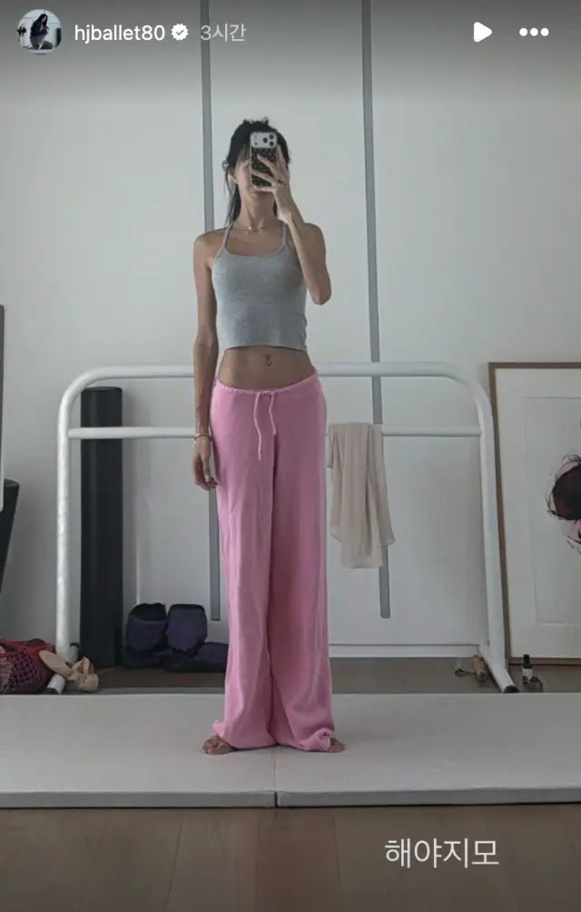 尹惠珍身穿健身服在健身房自拍,展现紧致腹肌和苗条身材