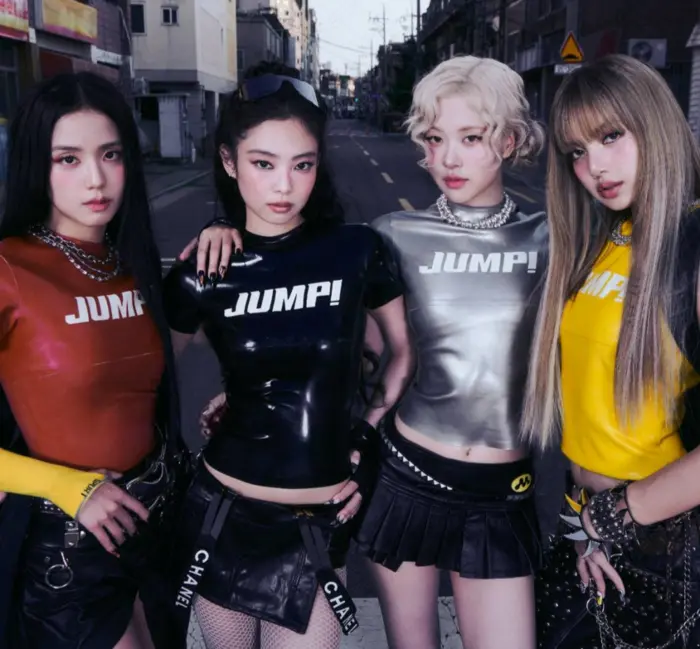 BLACKPINK Lisa身着时尚服装展现自信魅力的照片,由YG娱乐发布