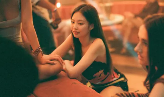BLACKPINK Jennie在HBO剧集《The Idol》中的出演画面截图