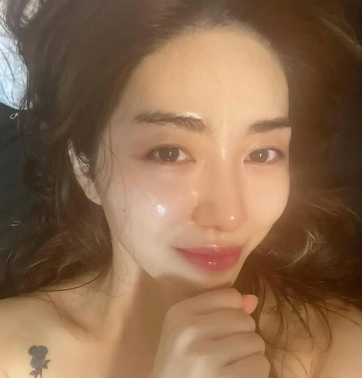 前AOA权民娥IG晒绝望日记：自曝每10分钟写一次缓解焦虑，整容失败后心态崩塌