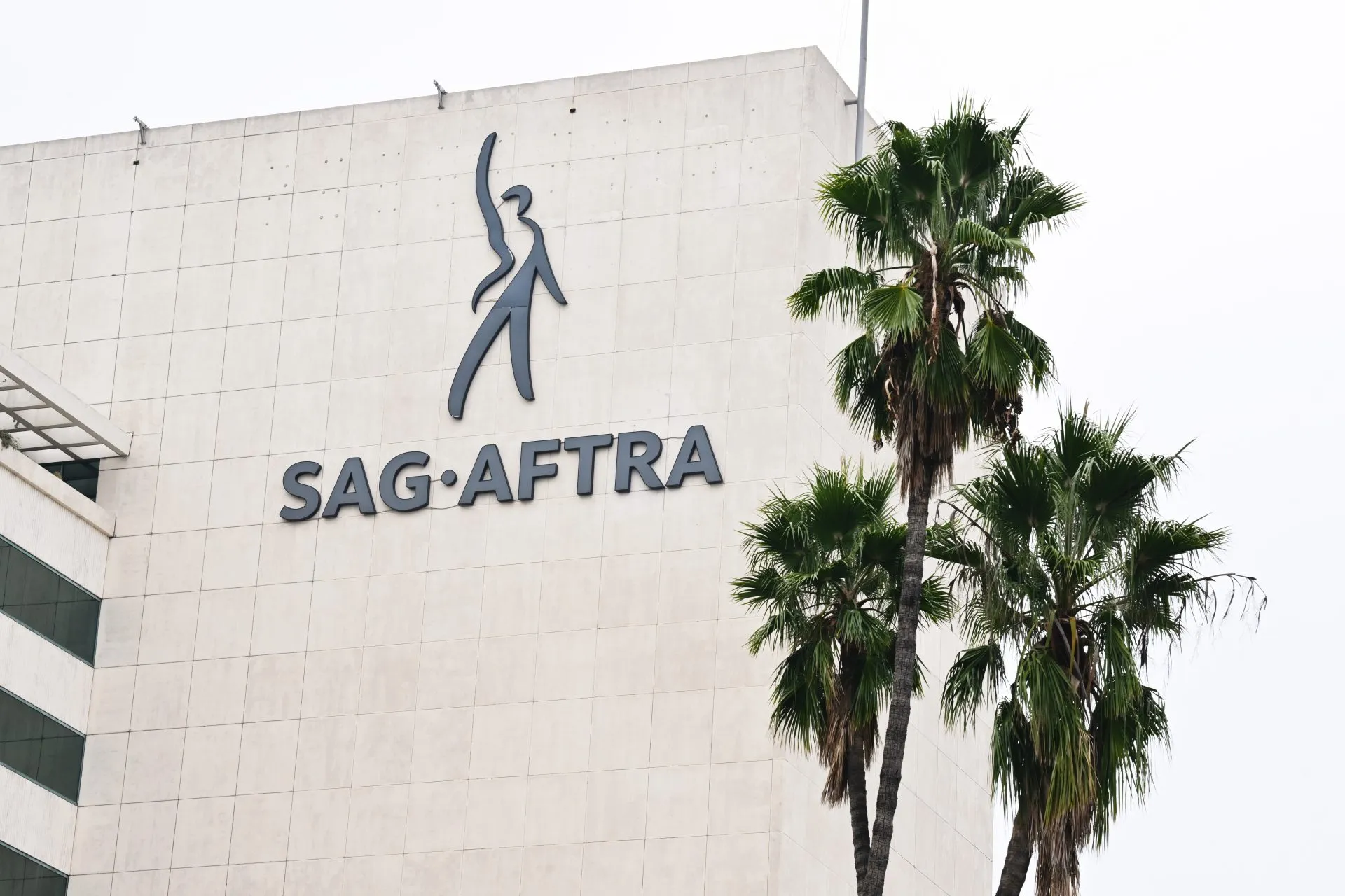 SAG-AFTRA工会标志与好莱坞谈判相关背景图