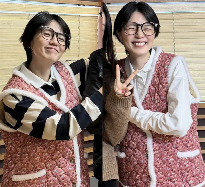 安英美身穿碎花保暖背心与宋素喜在广播室后台合影
